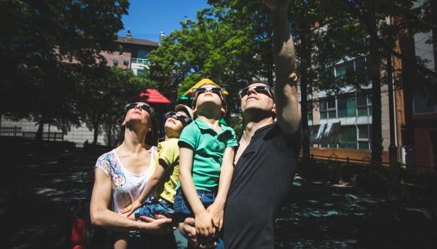 Una familia con las gafas necesarias para ver el eclipse solar
