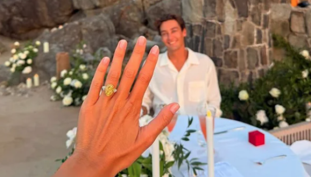 La mano de Carmen con el anillo de compromiso el día de la pedida