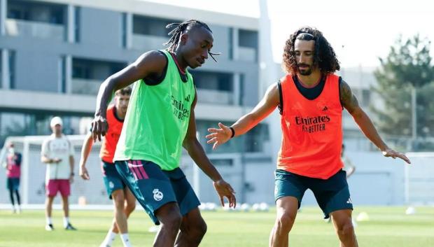 Diomande controla un balón delante de Cucurella en un entrenamiento con el Real Madrid