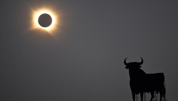 La corona solar resplandece mientras la Luna oculta totalmente el Sol durante la fase de totalidad del eclipse solar total, visto desde San Asensio, en la región de La Rioja.