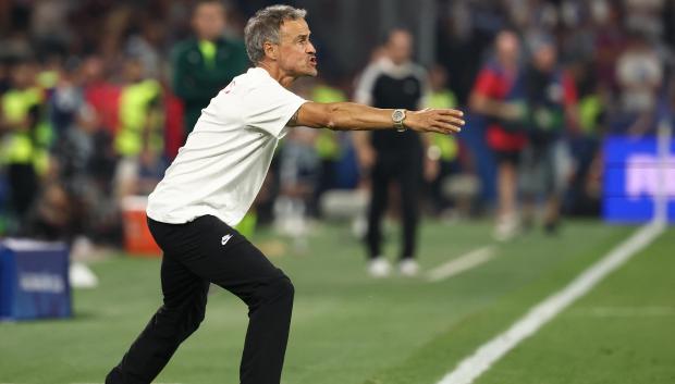 Paris Saint-Germain's Spanish coach Luis Enrique reacts from the sidelines during the UEFA Supercup football match between Champions League winners Paris Saint Germain (PSG) and Europa League winners Aston Villa in Salzburg, Austria on August 12, 2026. (Photo by FRANCK FIFE / AFP)
