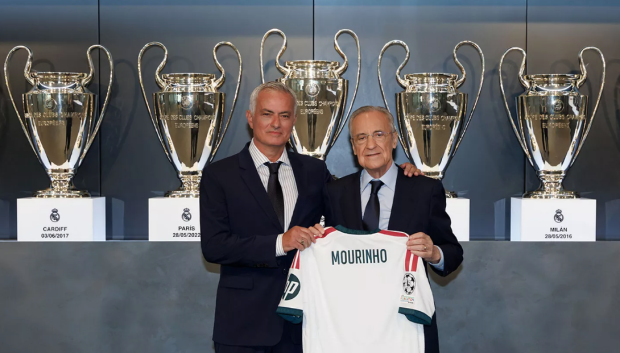 El Real Madrid presenta a José Mourinho, que posa con Florentino Pérez y las Champions del equipo merengue