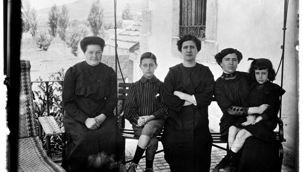 Retrato de familia en una terraza. Años 20. Guadalajara. Fondo Goñi. Archivo Histórico Provincial de Guadalajara
