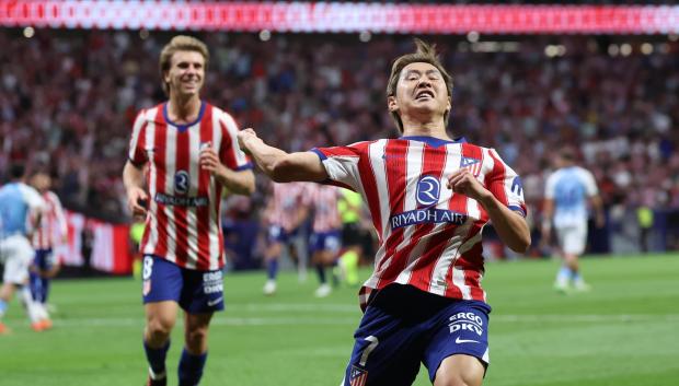 El delantero coreano del Atlético de Madrid Kang-In Lee (d) celebra su gol durante el partido contra el Málaga