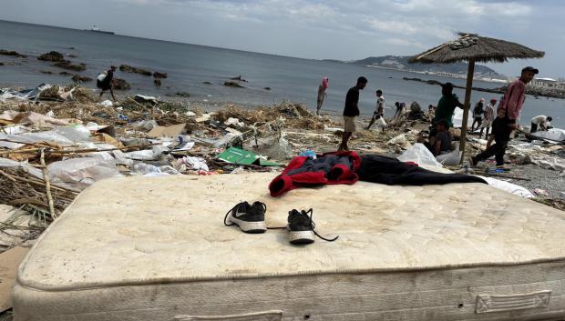 La playa del Trampolín de Ceuta, donde durante semanas se han hacinado inmigrantes marroquíes y subsaharianos