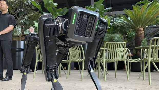 Robots que boxean controlados por el público, perros mecánicos y humanoides que bailan éxitos de K-pop protagonizan el Galaxy Robot Park