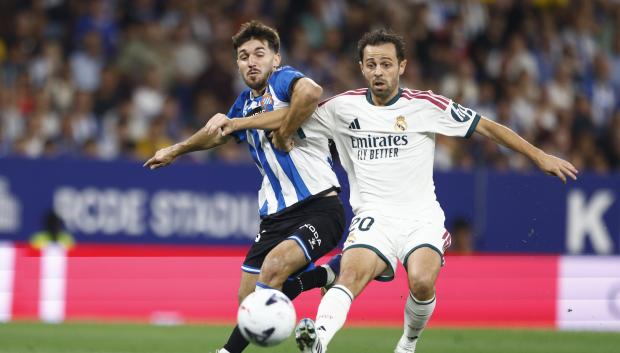 El centrocampista del Real Madrid Bernardo Silva (d) pelea un balón con Roger Hinojo, del Espanyol