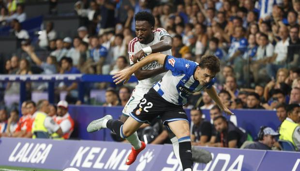 Álex Calatrava y Vinicius Jr. luchan por un balón en el Espanyol - Real Madrid