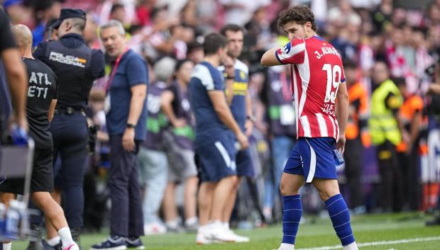 Julián Álvarez abandonando el césped del Metropolitano