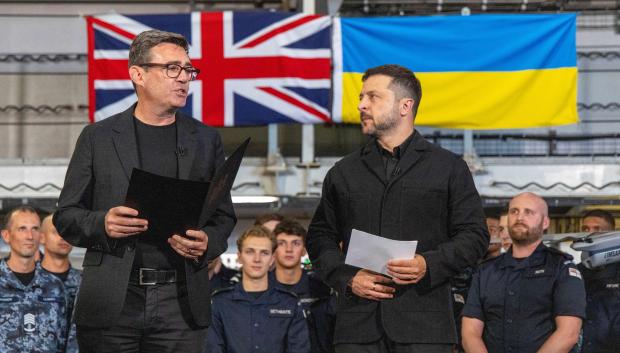 El primer ministro británico Andy Burnham y el presidente ucraniano Volodímir Zelenski en Portsmouth