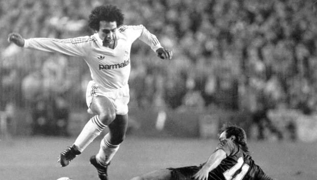 Hugo Sánchez, en un partido con el Real Madrid