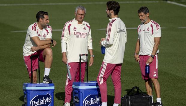 José Mourinho prepara con su staff el Real Madrid - Real Sociedad