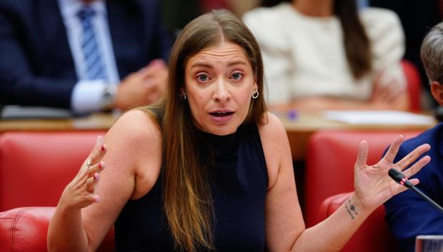 La portavoz del PP en el Congreso, Ester Muñoz, durante la comparecencia de la titular de Defensa, Margarita Robles