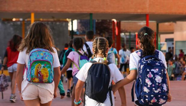 (Foto de ARCHIVO)
Tres niñas a su llegada al colegio CEIP Hernán Cortés durante el primer día de comienzo del curso escolar, a 7 de septiembre de 2022, en Madrid (España). El curso escolar 2022/2023 comienza este año con la implantación de la LOMLOE en los cursos impares y con la aplicación de la bajada de ratios de alumnos en las aulas de la región, que se implantará de manera progresiva durante los próximos años desde Educación Infantil. De esta manera, durante este curso académico se reduce el número de alumnos a 20 por clase en el segundo ciclo de Infantil (4 años). El curso también está marcado por el fin de las medidas contra el Covid-19. En el caso de la educación pública madrileña, los niños de Infantil y Primaria vuelven hoy a las aulas mientras que en la ESO, Bachillerato y FP, empiezan mañana, 8 de septiembre.

Marta Fernández / Europa Press
07 SEPTIEMBRE 2022;NIÑOS;VUELTA AL COLE;COLEGIO;EDUCACIÓN;MADRID;COMUNIDAD DE MADRID;MATERIALES;
07/9/2022