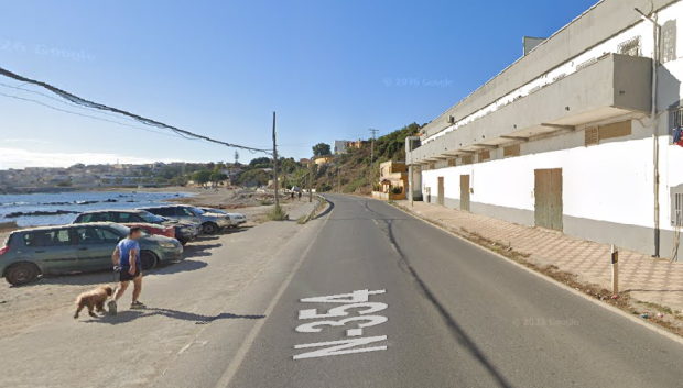 La N-354 junto a la playa en la que dormían los inmigrantes