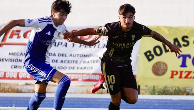 Kevin Medina trata de marcharse de un jugador del San José