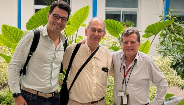 Los doctores Cuerpo Caballero y Castaño Zapatero, del Hospital Gregorio Marañón de Madrid, junto al doctorVillalba Montoro, del Centro de Transfusión, Tejidos y Células de Córdoba.
POLITICA ANDALUCÍA ESPAÑA EUROPA CÓRDOBA SALUD
JUNTA DE ANDALUCÍA