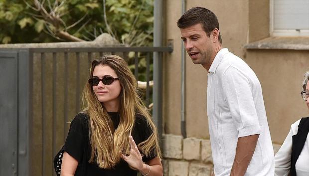 Gerard Piqué y Clara Chía han asistido a la misa funeral por la abuela del exfutbolista