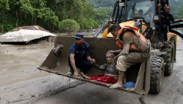 Trishuli Bazar (Nepal), 26/08/2026.- Rescuers transport an elderly woman rescued from a Devighat old age home following a flash flood in Trishuli Bazar, Nuwakot district, Nepal, 26 August 2026. Several people were killed and multiple others were reported missing after a massive flash flood swept through Rasuwa and Nuwakot districts causing widespread destruction to settlements and infrastructure, according to local authorities. (Inundaciones) EFE/EPA/NARENDRA SHRESTHA