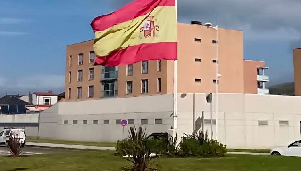 Imagen del cuartel contra el que chocó el vehículo