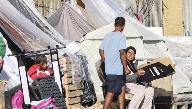 Asentamiento de inmigrantes en las inmediaciones de las naves del Tarajal (Ceuta), este miércoles