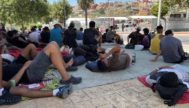 Varios migrantes congregados en los alrededores del Embolsamiento Loma Colmenar, el pasado sábado en Ceuta