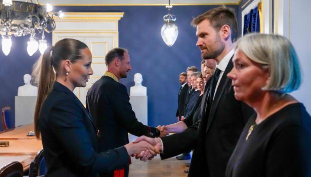 La Princesa Ingrid Alexandra de Noruega y el Rey Haakon de Noruega estrechan la mano de miembros del gobierno al reunirse para una sesión extraordinaria del Consejo de Ministros en el Palacio Real de Oslo, el 28 de agosto de 2026, tras la muerte del Rey Harald V de Noruega
