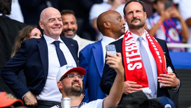 El Rey Haakon cuando era Príncipe, en el Mundial 2026, con Infantino