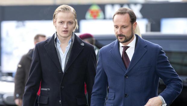 El nuevo Rey Haakon VIII con su hijastro Marius Borg