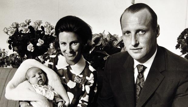 REINA SONIA DE NORUEGA Y REY HARALD CON HIJO HAAKON MAGNUS 1973 DECADA 1970 *** Local Caption *** REINA SONIA DE NORUEGA Y REY HARALD CON HIJO HAAKON MAGNUS 1973 DECADA 1970
