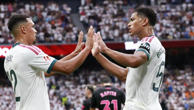 Jude Bellingham (d) celebra uno de sus goles con su compatriota Trent Alexander-Arnold en el Real Madrid - Málaga