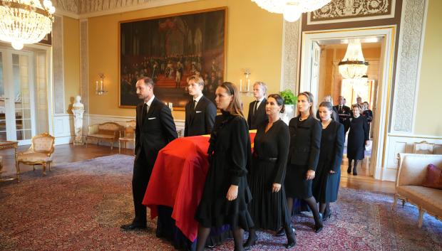Oslo (Norway), 31/08/2026.- King Harald V's coffin is carried from the Red Salon to the Palace Chapel, accompanied by members of the royal family and court staff through the historic halls of the Palace in Oslo, Norway, 31 August 2026. King Harald died on 28 August 2026 at Oslo University Hospital at the age of 89, according to an official statement by the Royal House of Norway. (Noruega) EFE/EPA/OLE BERG-RUSTEN / POOL NORWAY OUT