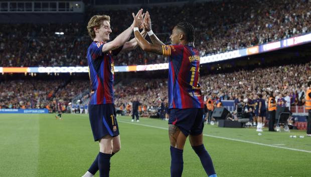 Antonhy Gordon y Raphinha Dias celebra un gol del Barcelona