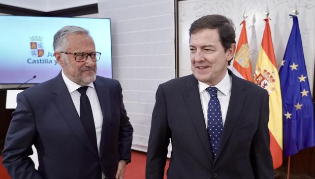 El presidente de la Junta de Castilla y León, Alfonso Fernández Mañueco, acompañado por el vicepresidente primero y consejero de Desregulación, Familia y Ayudas Sociales, Carlos Pollán, presenta las principales novedades de la Ley de Medidas Tributarias, Financieras y Administrativas para 2027
