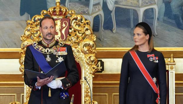 El nuevo Rey Haakon VIII y la Princesa heredera Ingrid de Noruega el día del juramento