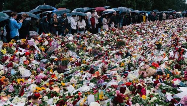 Miles de flores en la plaza del Palacio Real de Oslo en honor al Rey Harald V
