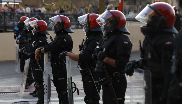 Un cordón policial formado por agentes de la Ertzaintza separa las dos manifestaciones de este miércoles en Bilbao entre miembros y simpatizantes de la organización juvenil comunista vasca Gazte Koordinadora Sozialista (GKS) y los grupos de extrema derecha,  por la situación en Ceuta. EFE/Miguel Toña