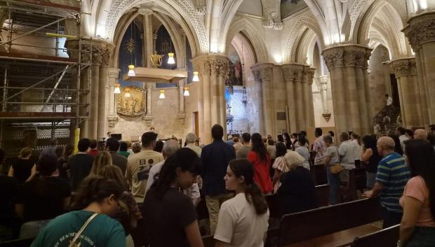 Asistentes a la misa por Tolkien, en la cripta de la Sagrada Familia