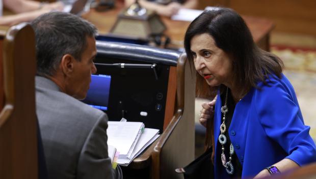 Pedro Sánchez habla con Margarita Robles en el Congreso