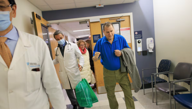 Tim Andrews, de azul, saliendo del hospital después de su trasplante
