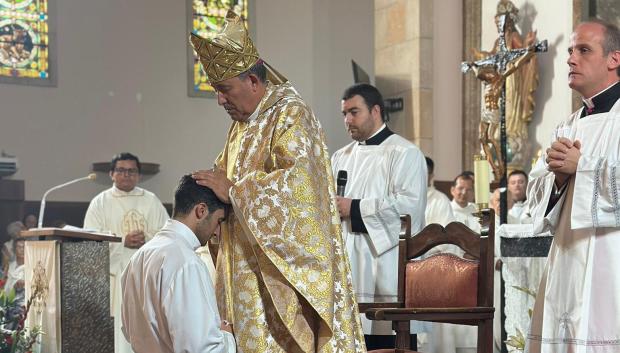 Monseñor Ribas en el momento de la imposición de las manos.