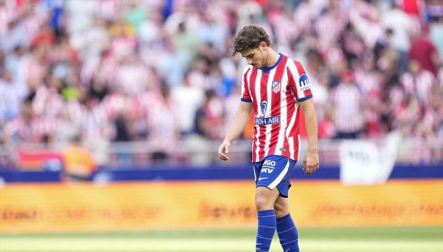 Julián Alvarez abandona cabizbajo el terreno de juego del Metropolitano