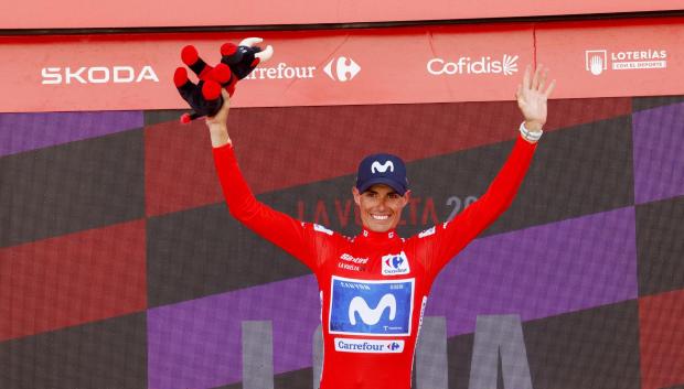 Enric Mas posa con el maillot rojo de líder al término de la 13ª etapa de la Vuelta a España