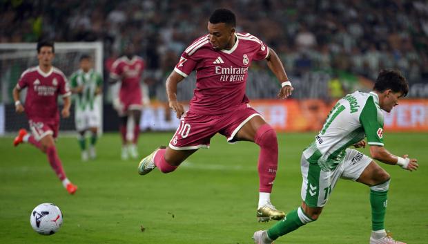 Mbappé intenta regatear a Fran García