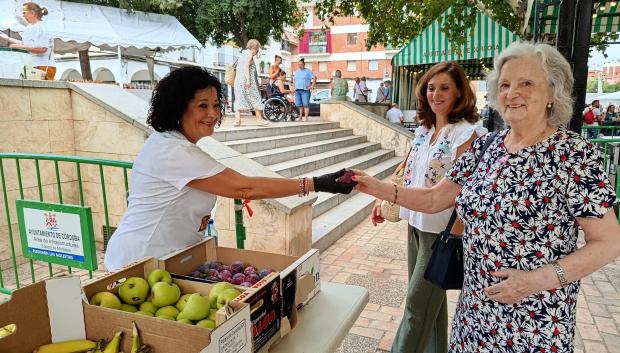 Asistentes a la frutá se llevan una ciruela