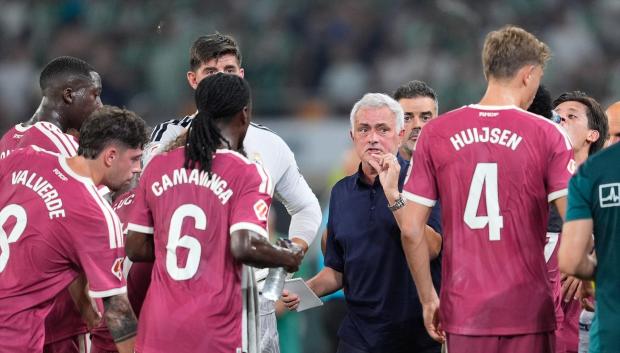 José Mourinho da órdenes a sus jugadores en la pausa de hidratación ante el Betis