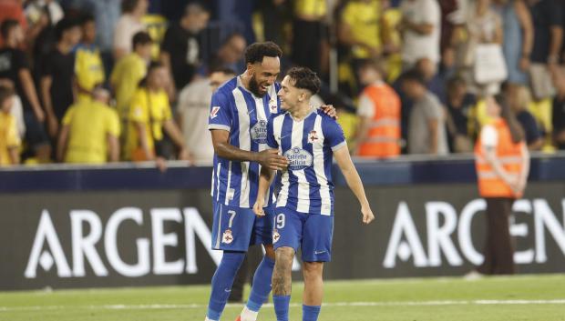 Aubameyang (i) celebra con Luismi Cruz (d) uno de los goles ante el Villarreal