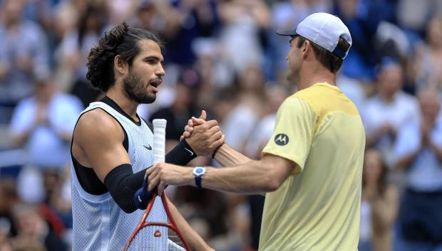 Carlos Alcaraz saluda en la red a Tommy Paul tras vencerle en los octavos del US Open