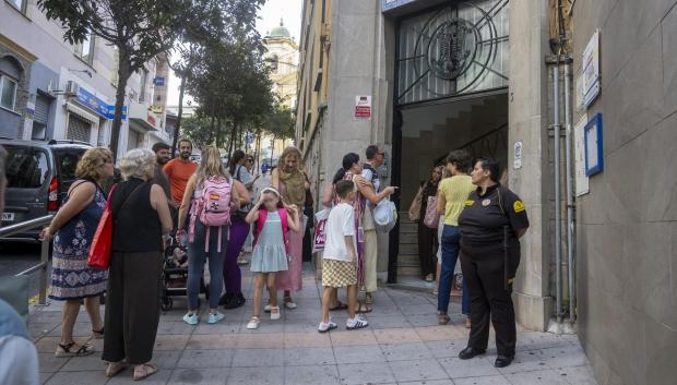 Un grupo de niños a la entrada del colegio en Ceuta (España)