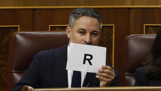 La R de "TRAIDOR" que mostró Abascal a Sánchez